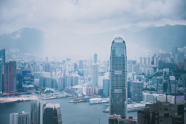 「香港移居」优才、高才通、3000万投资移民：企业主拿香港身份的一张决策表